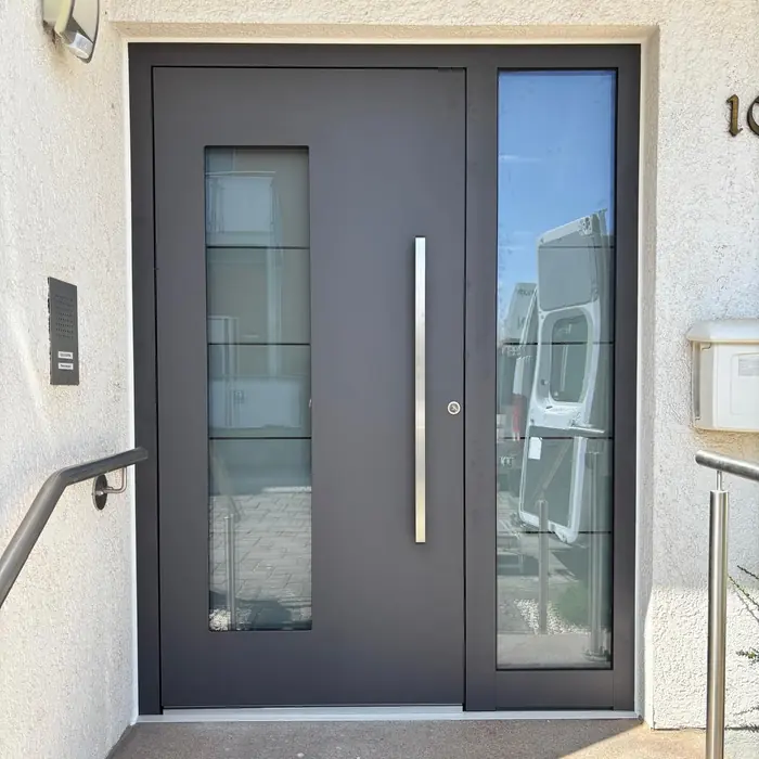 Anthrazitfarbene Haustür mit Glaseinsatz, Edelstahlgriff und Glas-Seitenteil