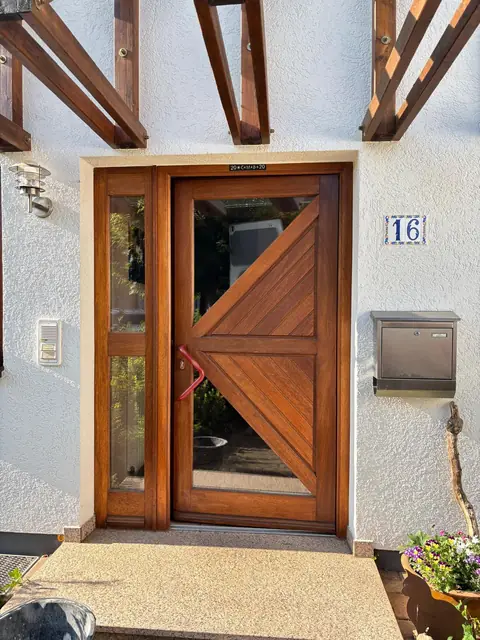 Vorher: alte Holztür mit diagonaler Profilierung und Glas-Seitenteil